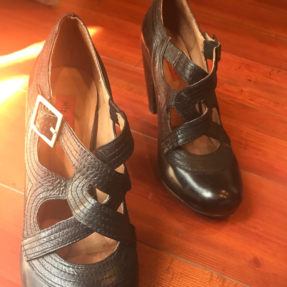 Black round toe heel